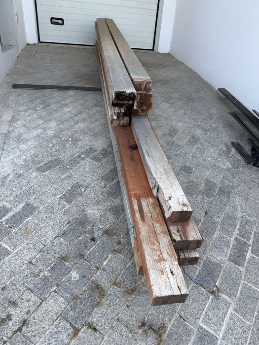 Varias vigas de madeira