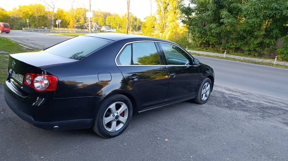 Срочно volkswagen jetta 2007 год на автоматі мотор 1.6 газ бензин