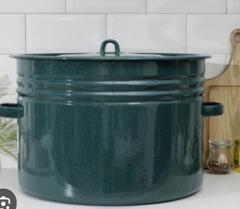 Продам две эмалированные кастрюли  на 20 и 40 л б/у