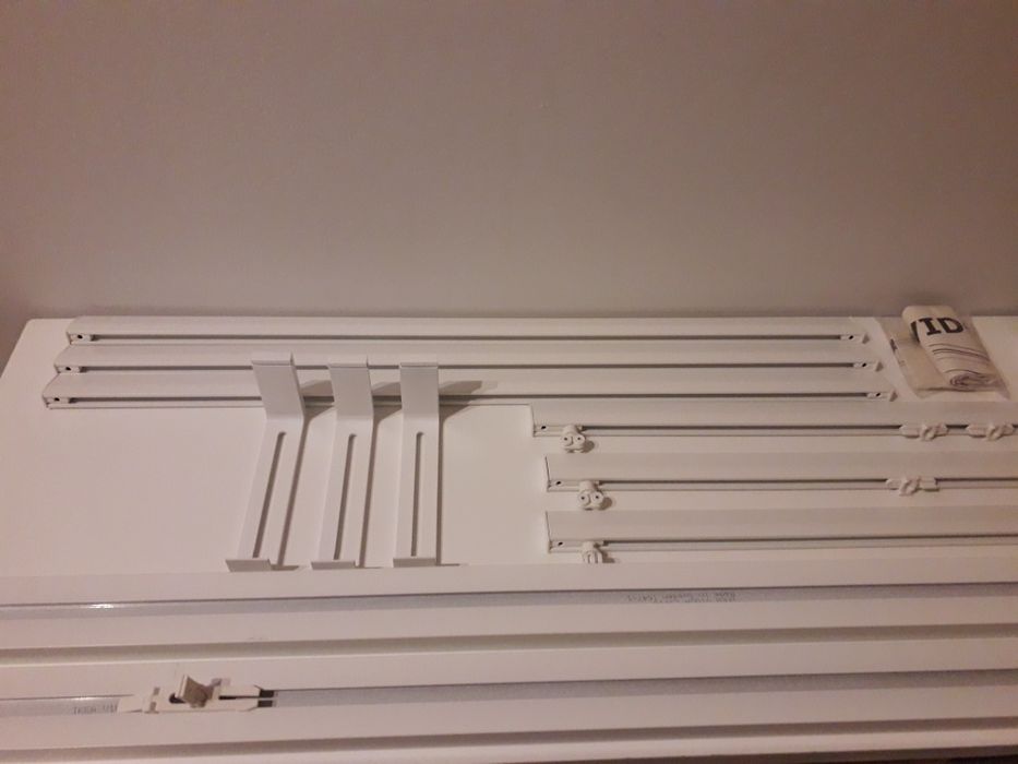 Calha branca com cortinados