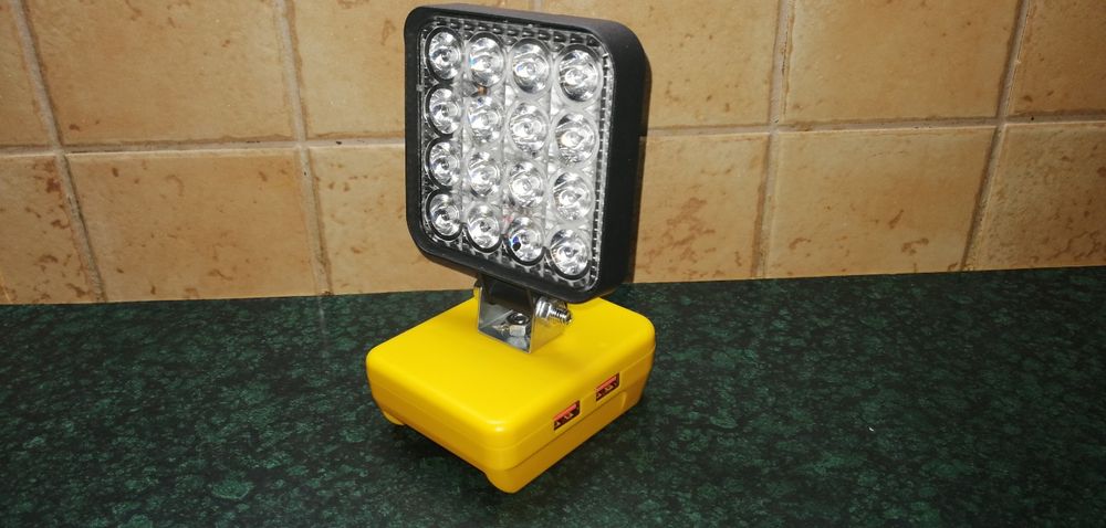 Lampa LED na baterie DEWALT i SZYBKIM ładowaniem na 2 usb