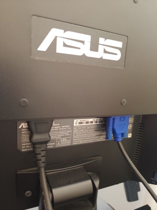 Monitor, colunas e teclado
