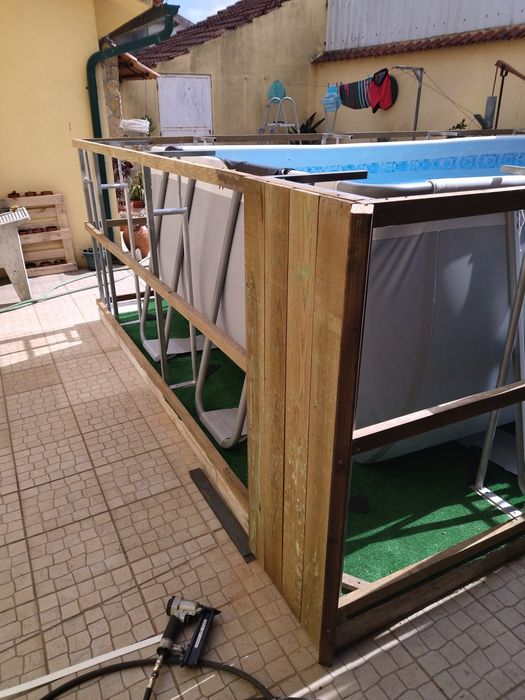 piscina com estrutura em ferro e madeira