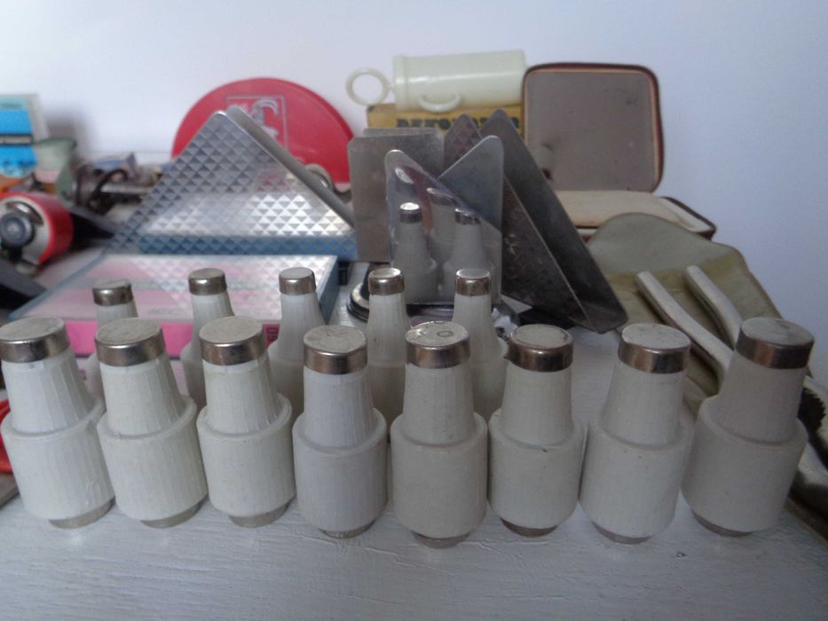 Przedmioty PRL-u korki do prądu brelok krążek hokejowy otwieracz