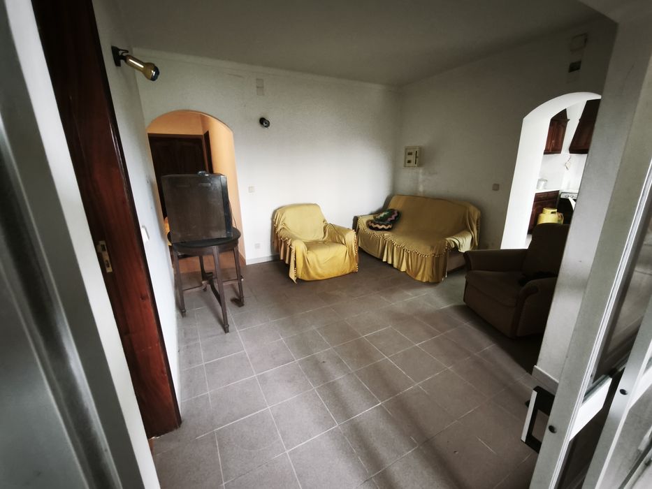 Moradia rústica T2 
Dois quartos 
Duas casas de banho 
Sala de estar