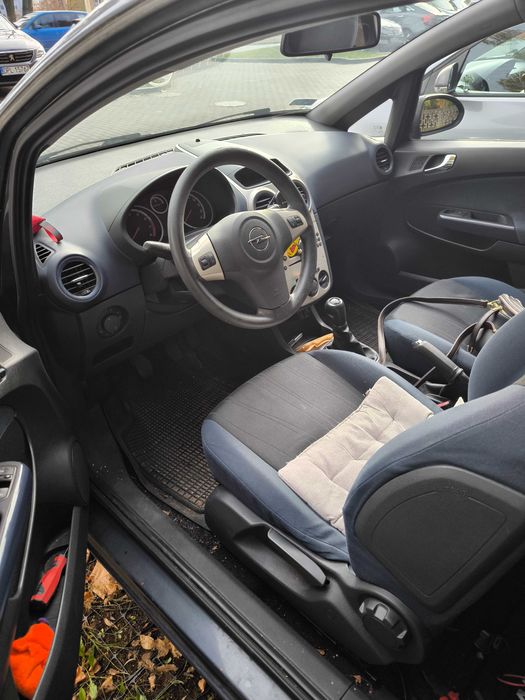 Opel Corsa D, uszkodzony.