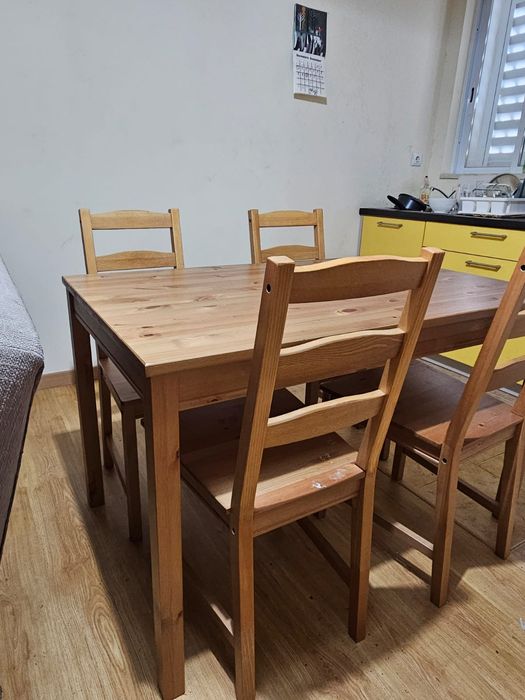 Mesa de cozinha com 4 Cadeiras