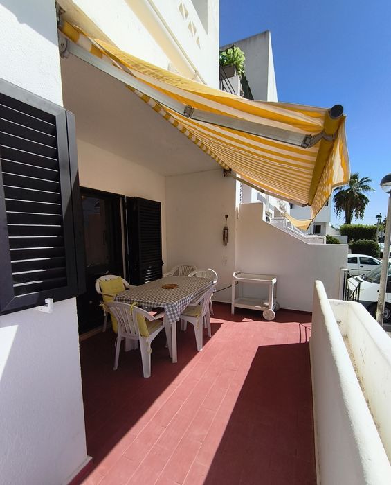 Apartamento T1  c/terraço sul e vista mar
Urbanização calma