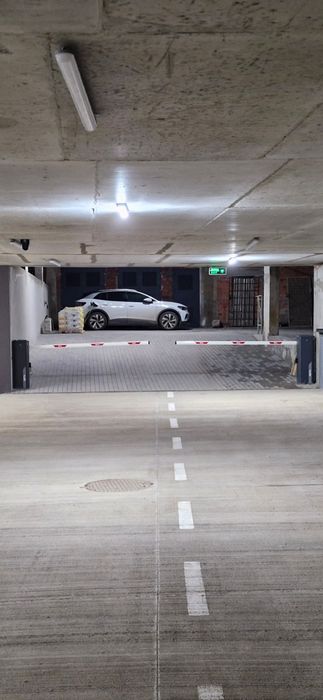 Оренда паркомісця на 1-поверсі в паркінгу ЖК Крістал,