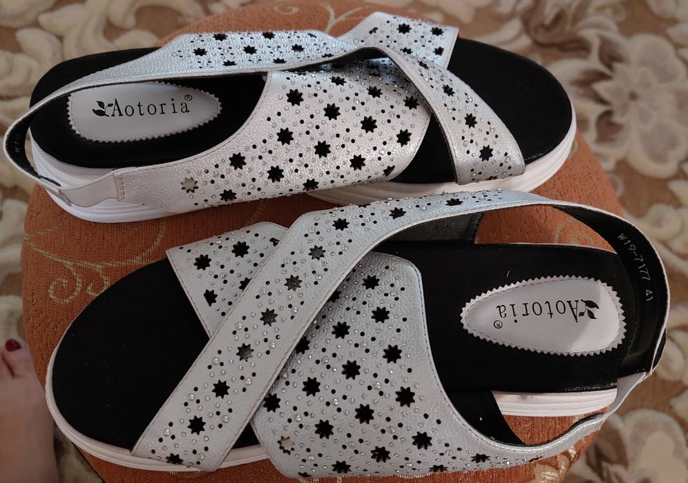 Босоніжки жіночі