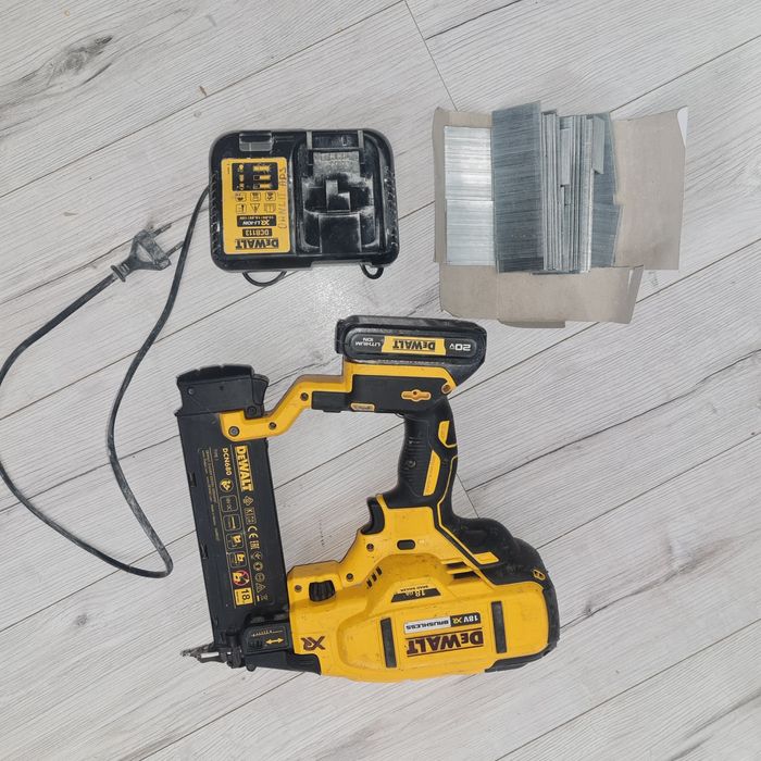 Нейлер dewalt dcn 680
