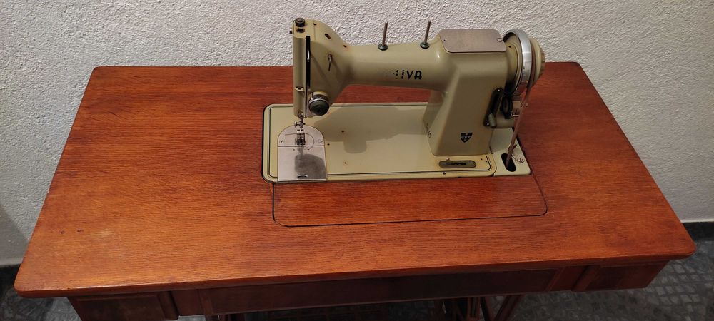Máquina de costura antiga (Oliva)