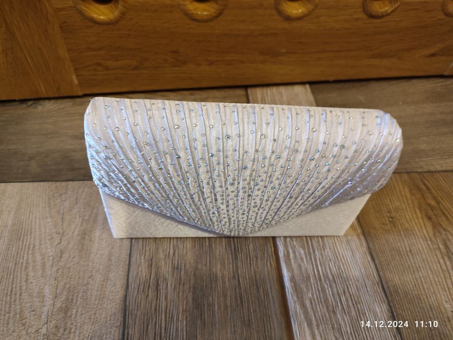 Nowa srebrna torebka damska na złotym łańcuszku