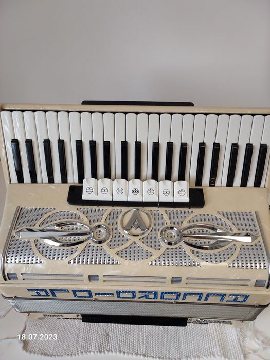 Akordeon accordiola 120 basów,  cztery chóry.