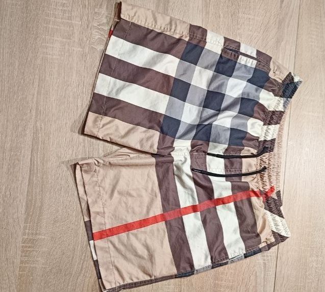 шорти Burberry..
