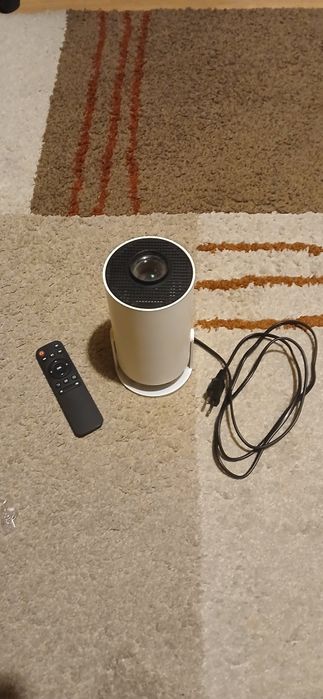 Projektor LCD z kablem zasilania i pilotem
