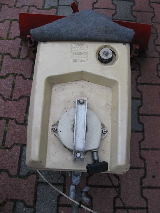 ciagniczek jedno osiowy z silnikiem