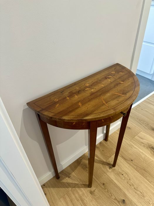 Pequema mesa de apoio em madeira antiga