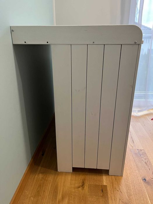 Zestaw mebli dziecięcych Pinio: łóżeczko, komoda z przewijakiem, szafa