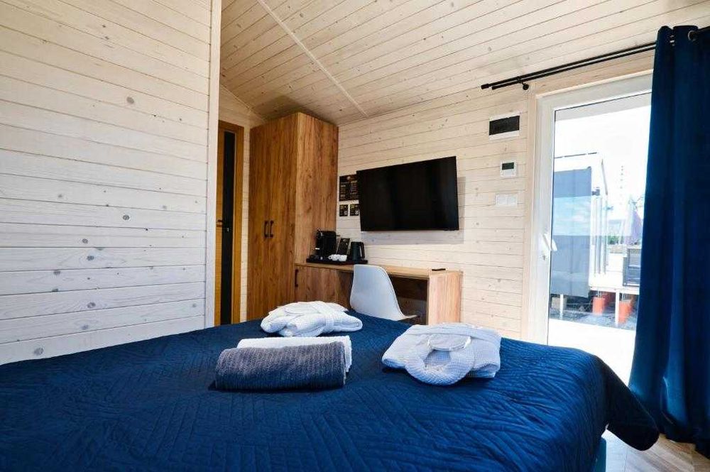 Domek dla dwojga na romantyczne Walentynki - róże, JACUZZI, szampan