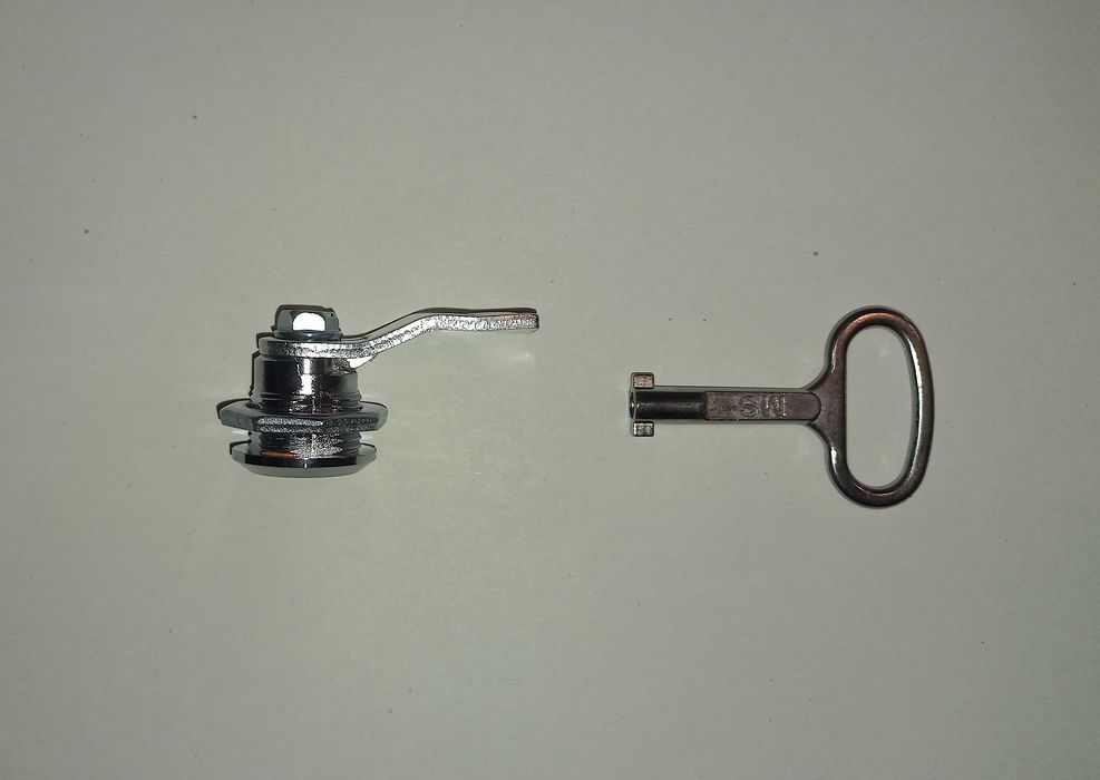 Zamek i kluczyk do szafy sterowniczej