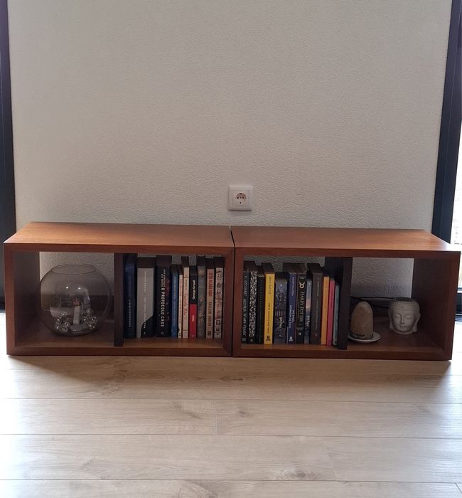 Módulos de prateleiras em madeira maciça