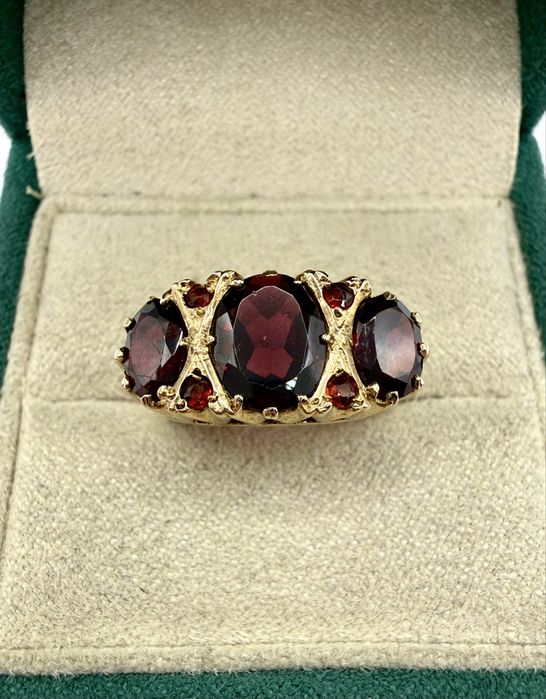 Złoty pierścionek z granatami