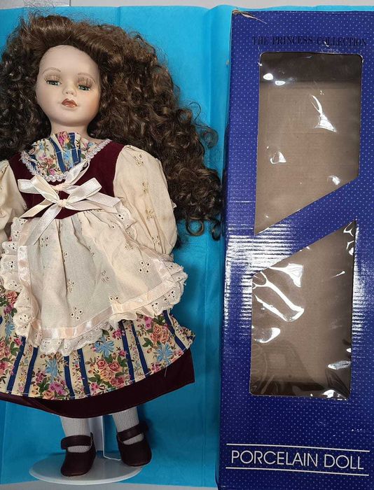 Boneca em porcelana