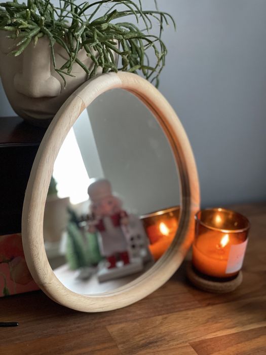 Lustro w drewnianej ramie, średnica ok. 27cm