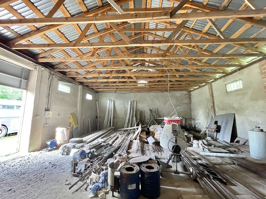 Продаж  приміщень з приватизованою землею в Городку