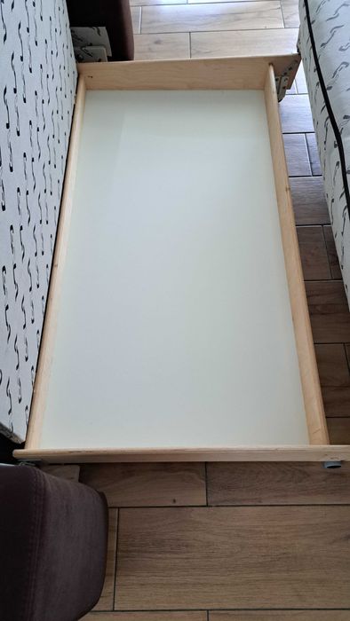 Bardzo wygodna sofa z funkcją spania i pojemnikiem na pościel