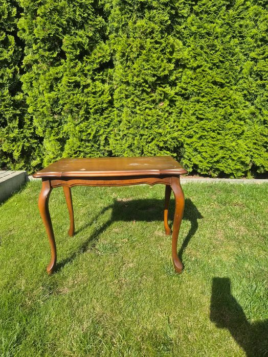 Stylowy stolik kawowy w stylu ludwikowskim – drewniany