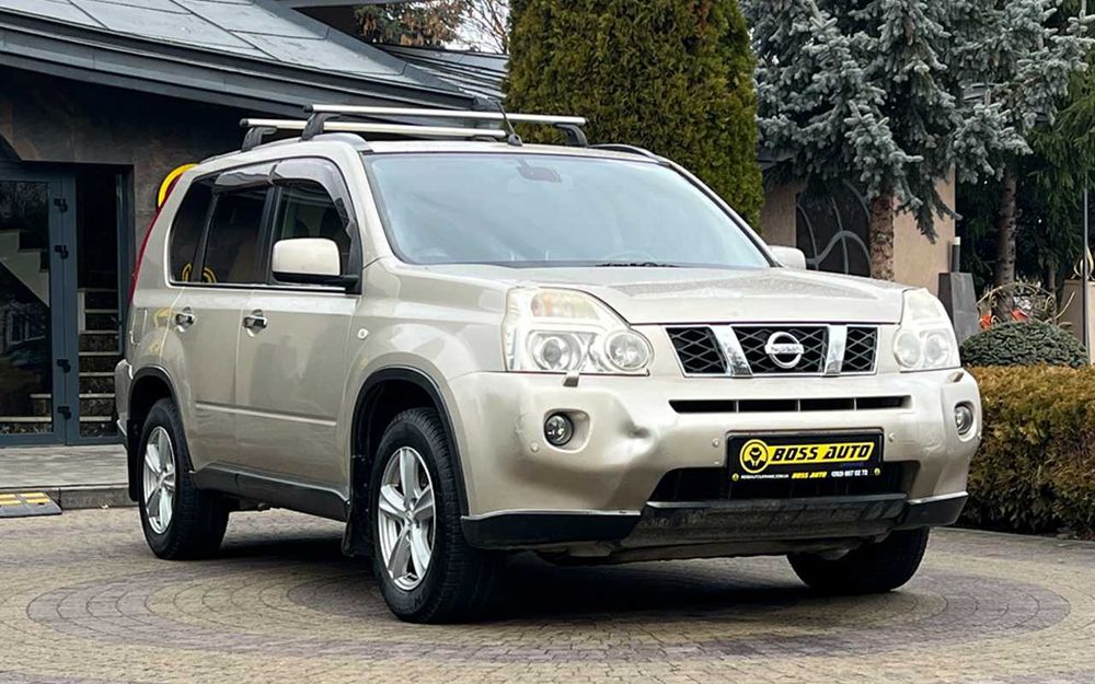 ID: 51590

Nissan X‑Trail 2007 року — це SUV, готовий до сімейних пригод. Завдяки 2,5-літровому бензиновому двигуну та повному приводу він забезпечує плавну автоматичну їзду навіть на звивистих дорогах. У салоні ви знайдете п'ять сидінь, зручний шкіряний інтер'єр, підігрів сидінь і дзеркал, а також повну систему клімат-контролю, щоб усім було комфортно. Приладова панель дозволяє залишатися на зв'язку завдяки зручному комп'ютеру та камері заднього виду, а такі функції, як парктронік, протитуманні фари та датчик дощу, роблять водіння безпечнішим і простішим. Безпеку забезпечують ABS, ESP, кілька подушок безпеки, ксенонові фари та система центрального замка, яка блокує навіть задні двері. Все це при пробігу 160 000 км, тож у вас є ще багато часу, щоб відкривати для себе нові горизонти.