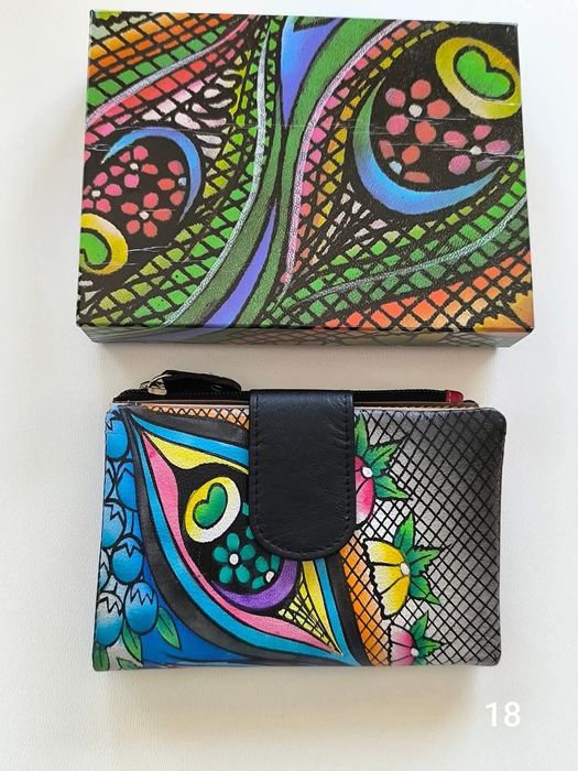 Carteira em pele 
Novo na caixa 
Tamanho 14*10