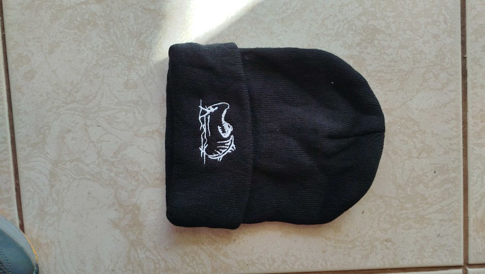 Gorros para a pesca motivos bordados preto e rosa