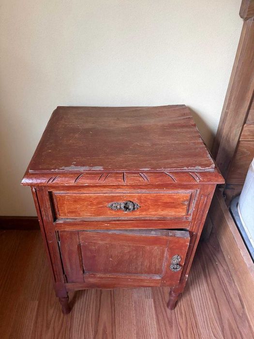 Cama Antiga - com colchão e mesa de cabeceira