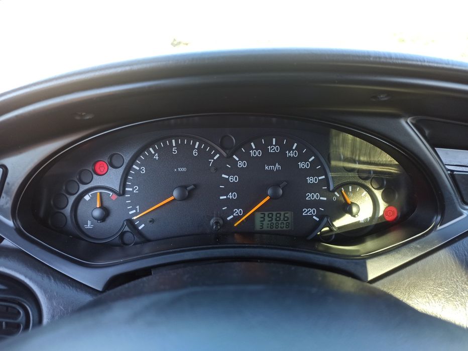 Ford Focus 1.4 Gasolina 5 lugares Ano: 2000 — photo 4