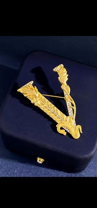 Broszka logo ysl vic wang gold 1szt.