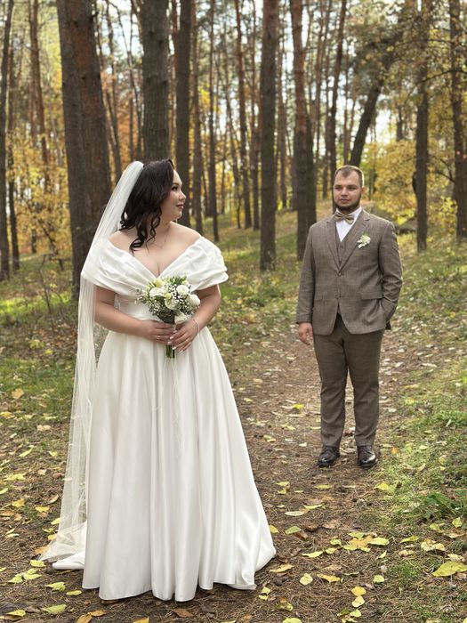 Весільне атласне плаття