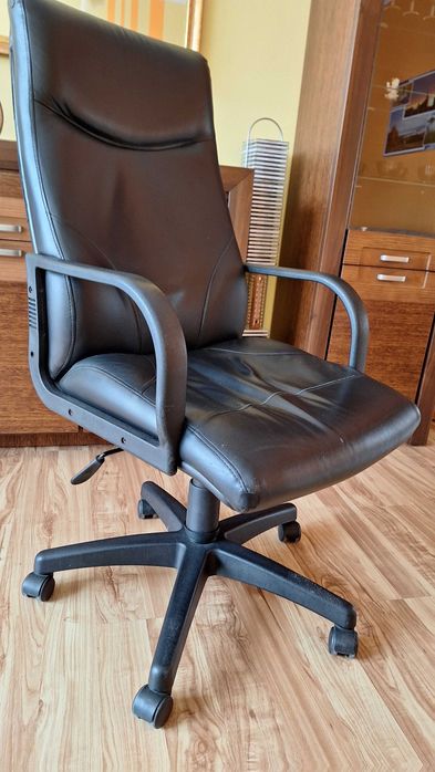 Fotel obrotowy, bujany z regulacją wysokości