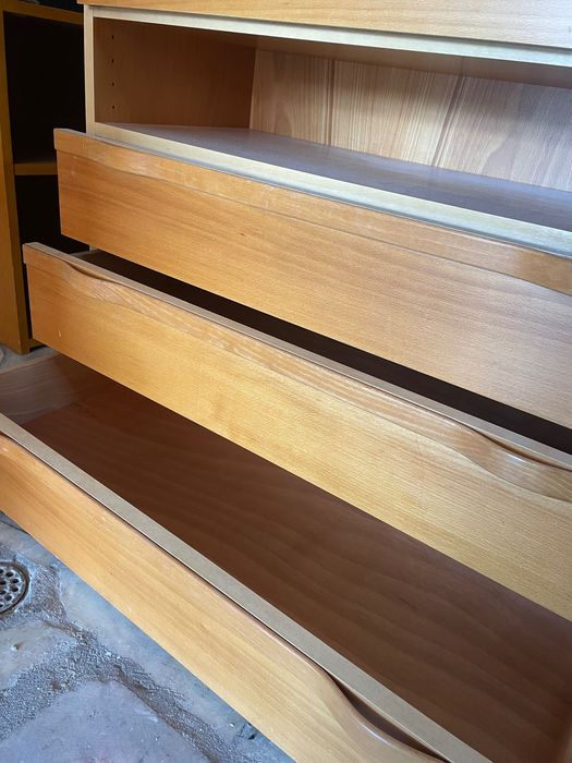 Secretaria dobrável em armário e gavetas, de madeira clara