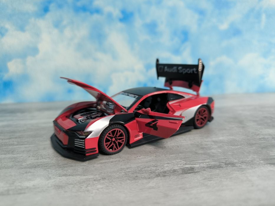 Іграшкова машинка модель металева Audi E-Tron  Sport масштаб 1:32