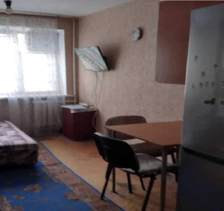 Здам окрему кімнату під ключ біля метро "Харківська" у сімейному гуртожитку.