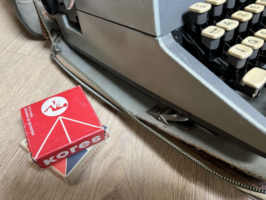 Máquina de escrever vintage Remington Travel-Riter (anos 50)