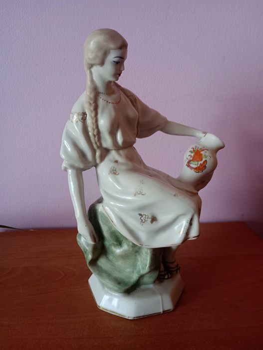 Статуэтка  Художница