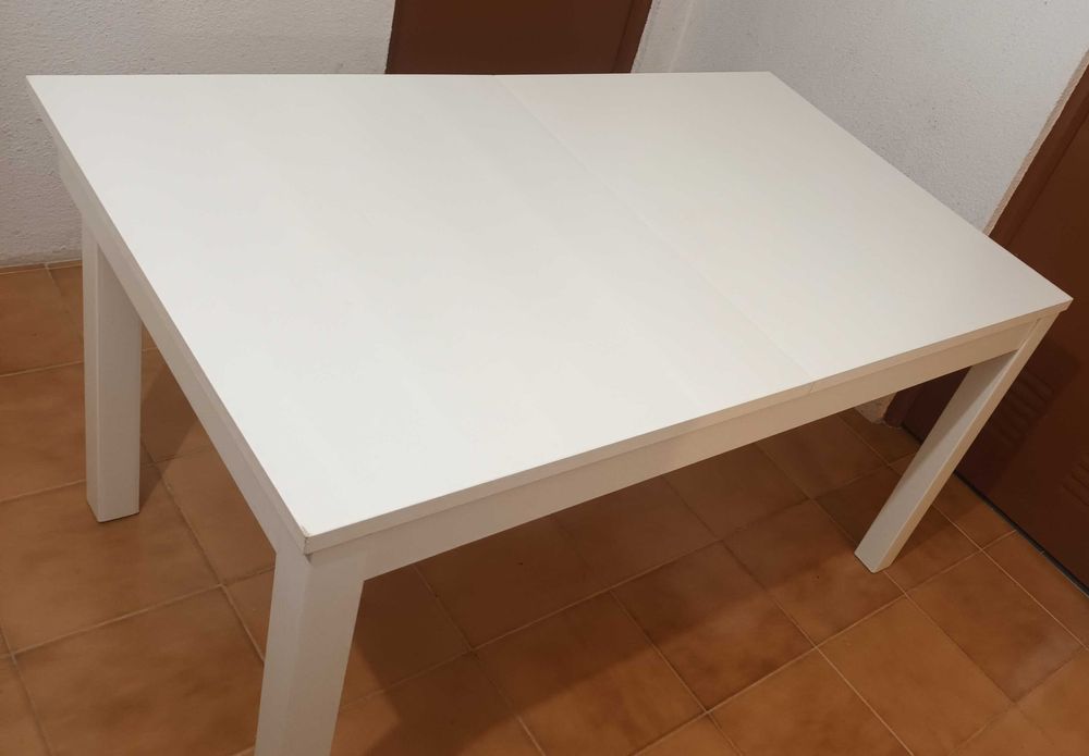 Mesa extensível em madeira. L-84 cm, C-140 cm, Extensão-40 cm