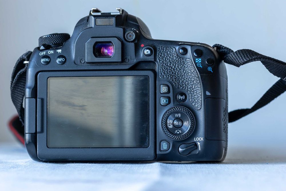 Canon 77D + 18-55mm