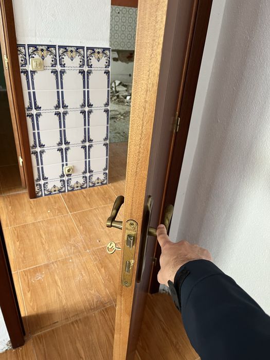 Porta interior castanho