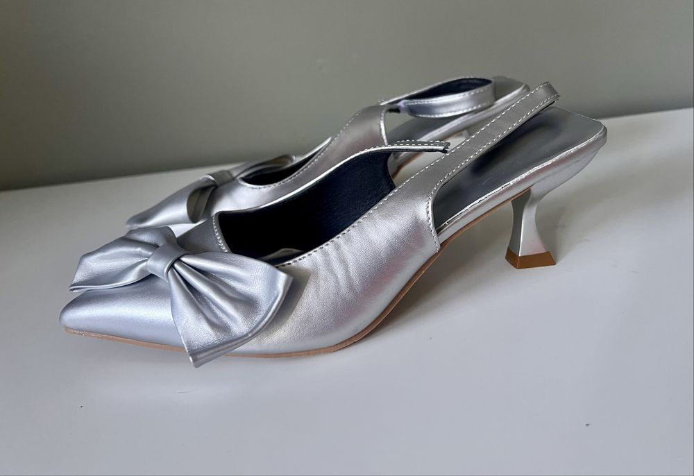 Nowe srebrne szpilki z kokardą na niskim obcasie rozmiar 37