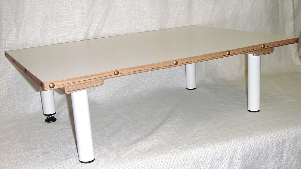 Столик переносной низкий для еды и игры сидя на полу